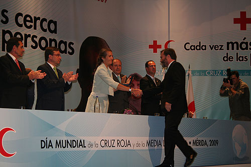 Ricardo Martínez recibe la Medalla de Oro de la Cruz Roja
