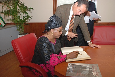 La esposa del jefe de estado maliense visita Casa África
