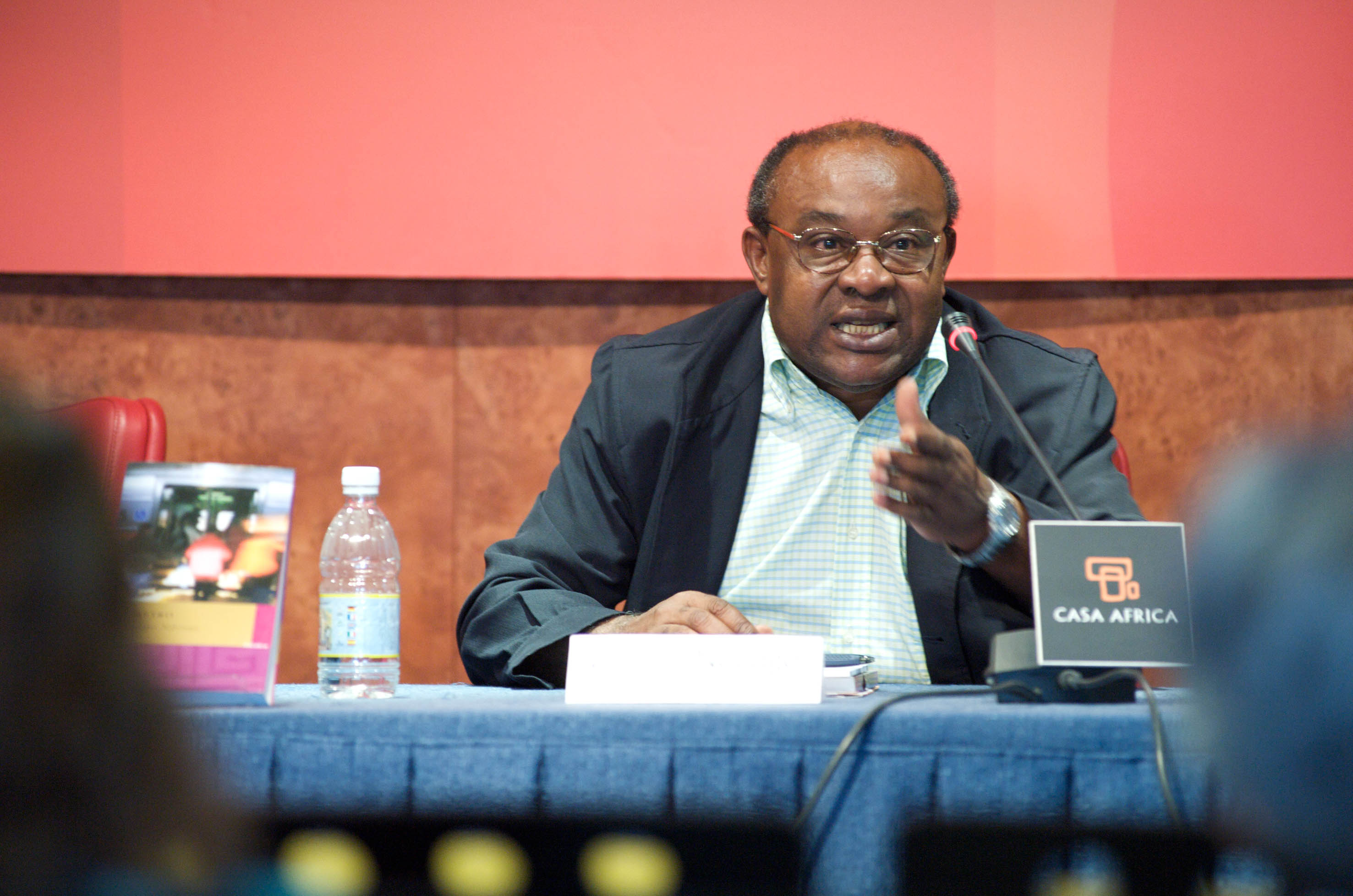 El escritor Donato Ndongo protagoniza la primera charla tras el verano del Club de Lectura