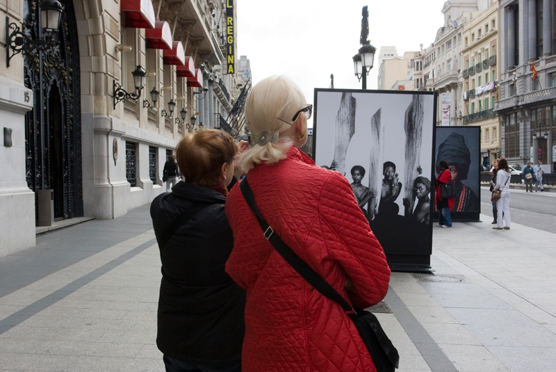 La mujer africana, protagonista de una exposición fotográfica al aire libre y en formato gigante en la calle Alcalá