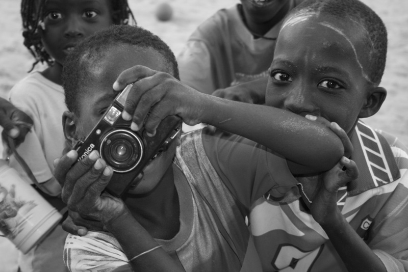 La relación entre una madre y su hijo, las miradas cómplices de unos niños y la esencia isleña de Gorée, ganadoras del I Concurso Fotográfico ‘Objetivo África’