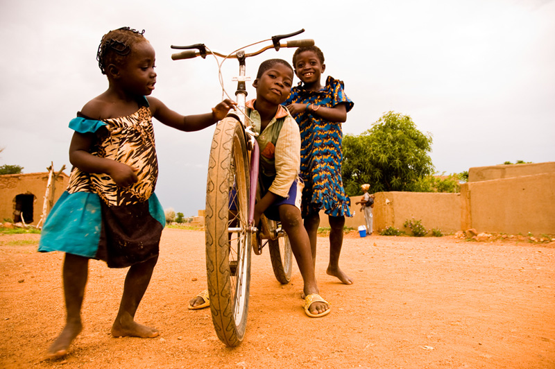 La relación entre una madre y su hijo, las miradas cómplices de unos niños y la esencia isleña de Gorée, ganadoras del I Concurso Fotográfico ‘Objetivo África’
