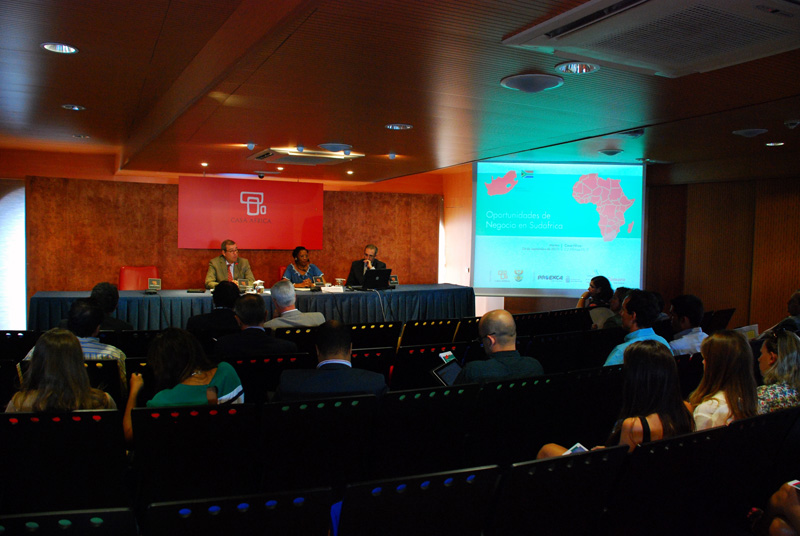 La embajadora de Sudáfrica expone en Casa África las oportunidades de negocio en el país