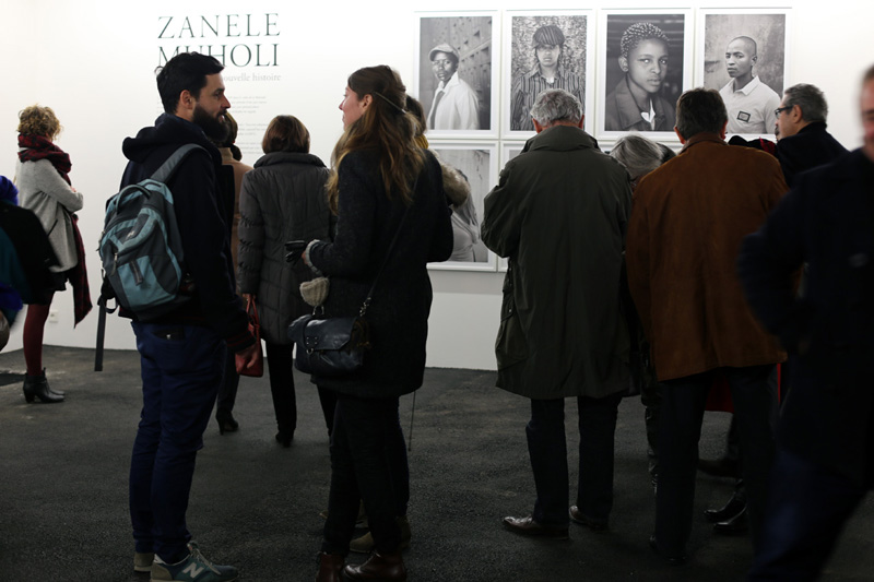 La obra de la fotógrafa sudafricana Zanele Muholi llega a Francia con una exposición producida por Casa África