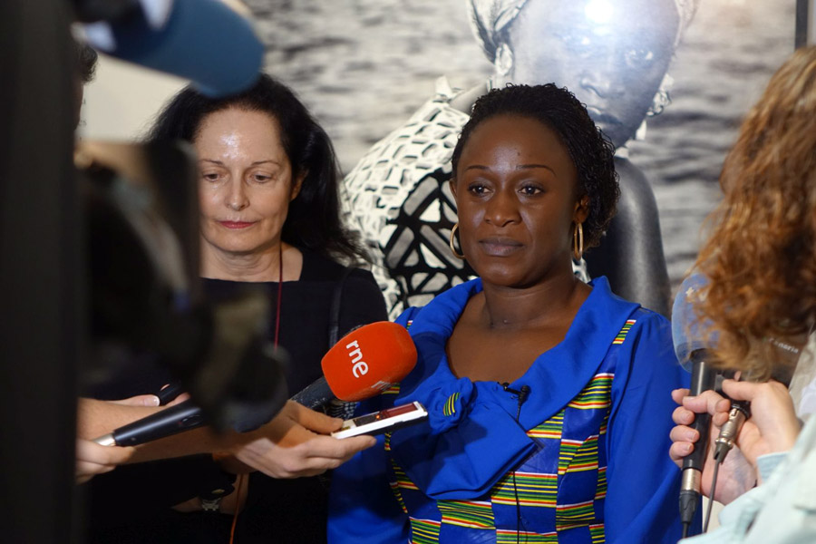 Caddy Adzuba regresa a Casa África para ver la exposición «Mujeres del Congo» y dar una conferencia con Isabel Muñoz
