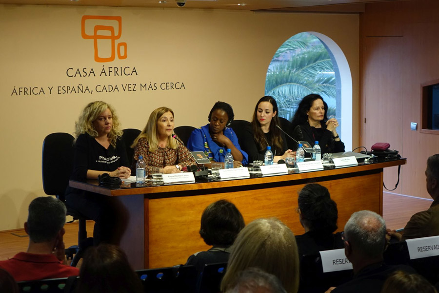 Caddy Adzuba regresa a Casa África para ver la exposición «Mujeres del Congo» y dar una conferencia con Isabel Muñoz