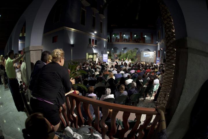 Àngels Barceló y “Hora 25” se abren al mundo desde el patio de Casa África
