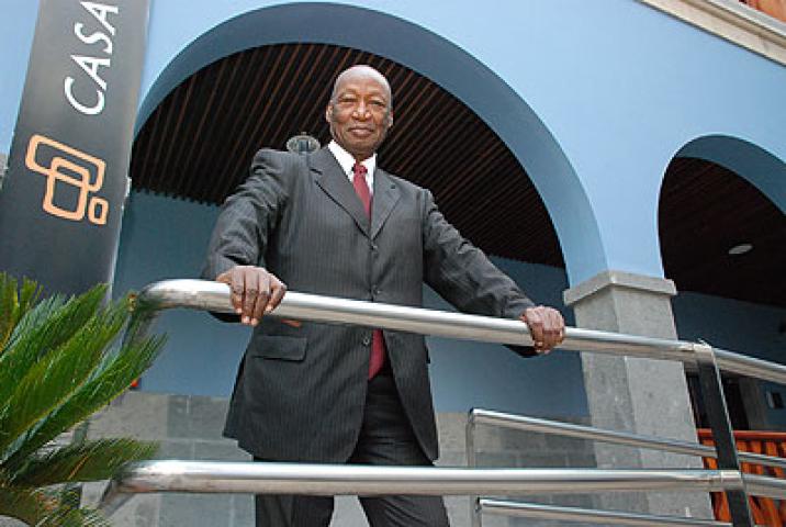 El historiador Djibril Tamsir Niane visita Casa África