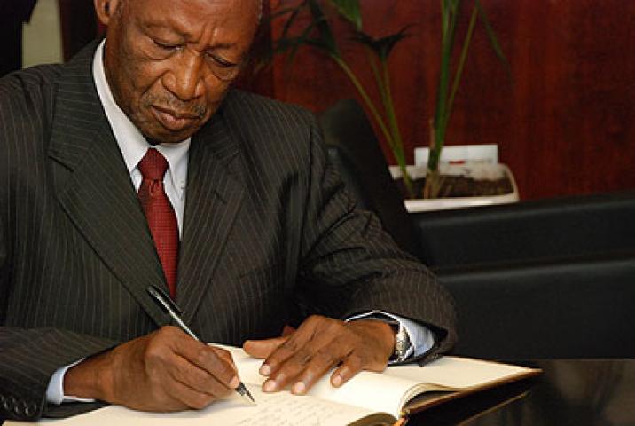 El historiador Djibril Tamsir Niane visita Casa África