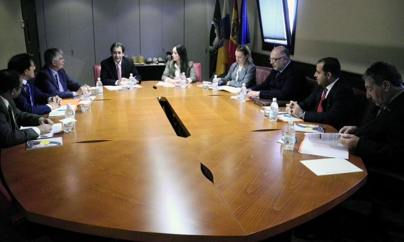 Luis Padrón y Arianne Hernández, con el Cuerpo Consular Africano en Canarias