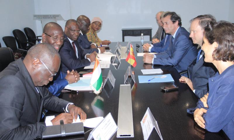 El director general de Casa África participa en la firma de un proyecto de formación en emprendeduría en Costa de Marfil