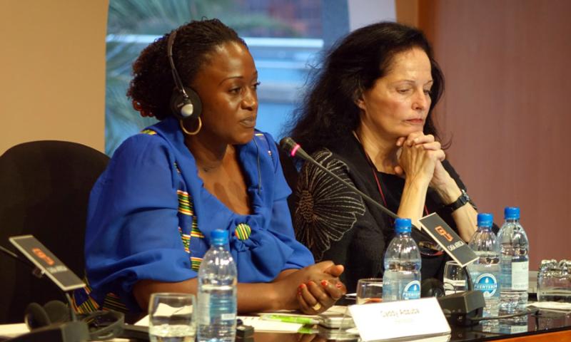 Caddy Adzuba regresa a Casa África para ver la exposición «Mujeres del Congo» y dar una conferencia con Isabel Muñoz