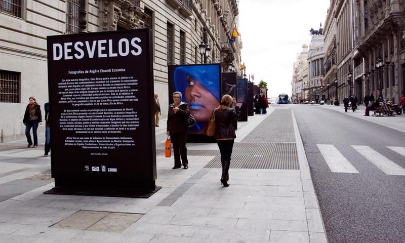 La mujer africana, protagonista de una exposición fotográfica al aire libre y en formato gigante en la calle Alcalá