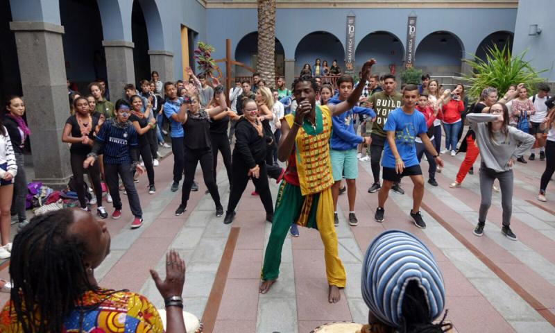 Casa África inaugura la exposición «Enseñar África»