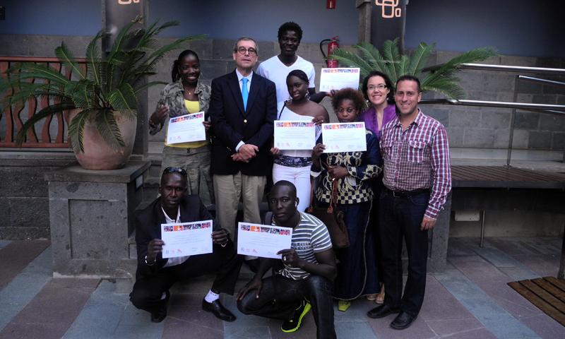 Los alumnos del curso de animación sociocultural reciben su titulación en Casa África