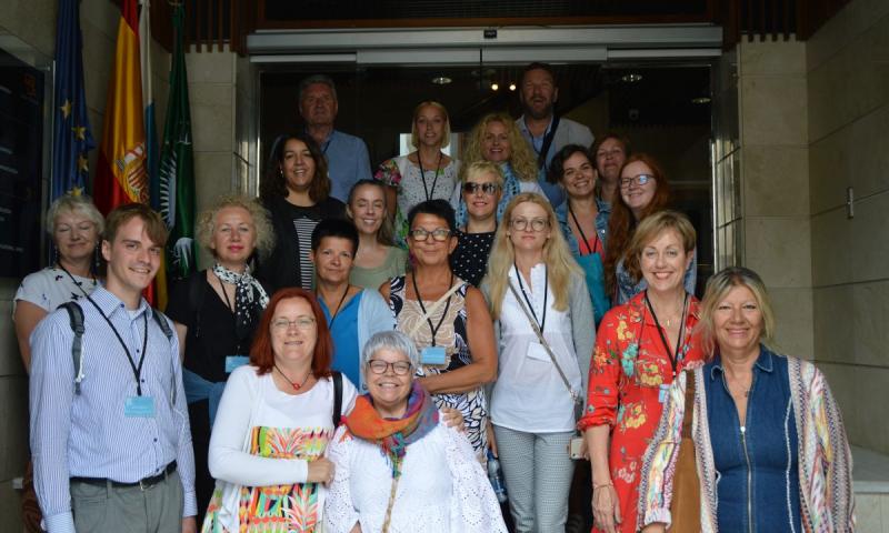 Participantes en el proyecto Migrate to Library visitan la mediateca de Casa África