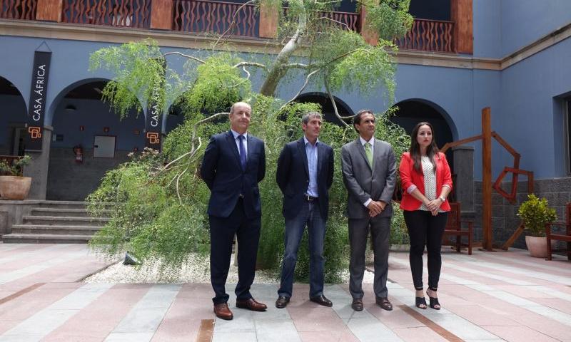 El presidente del Gobierno de Canarias, Fernando Clavijo, visita Casa África