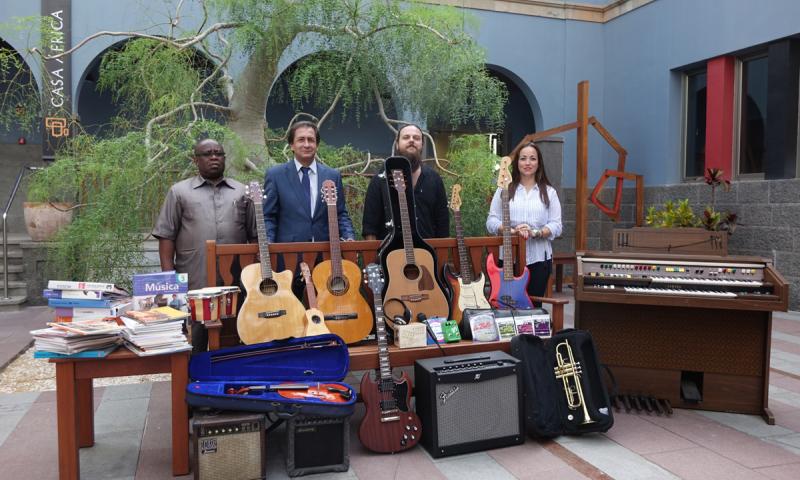 Casa África entrega a Red Beard los instrumentos recogidos en su sede para jóvenes músicos de Guinea Ecuatorial