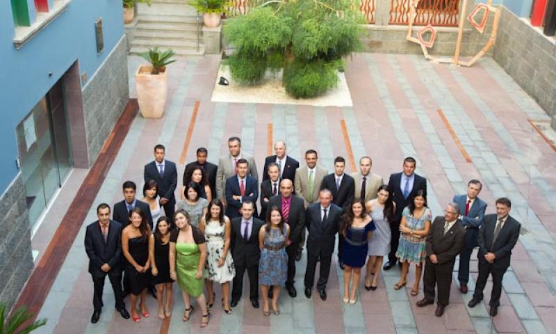 Los alumnos de la segunda edición del MIB recogen su orla en Casa África