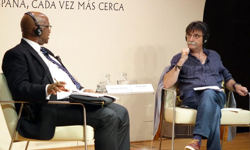 El embajador de Sudáfrica en España y el escritor Antonio Lozano dialogan sobre el país africano en Casa África