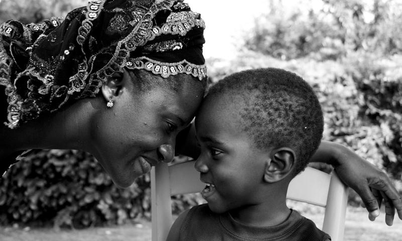 La relación entre una madre y su hijo, las miradas cómplices de unos niños y la esencia isleña de Gorée, ganadoras del I Concurso Fotográfico ‘Objetivo África’