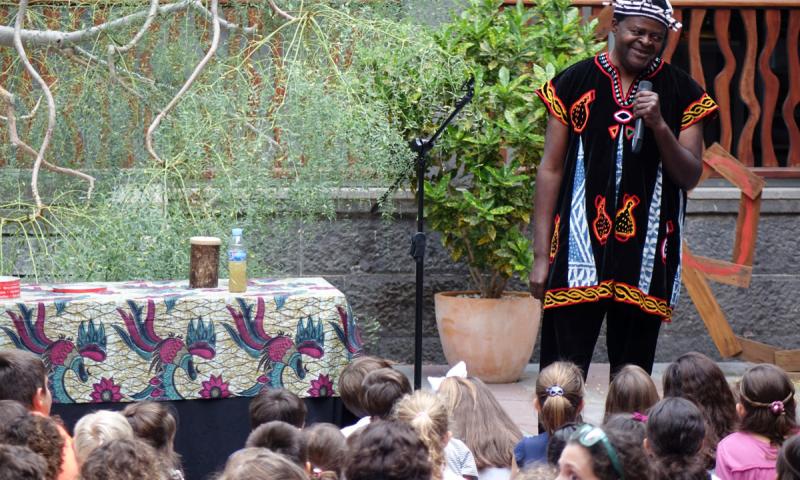 Los cuentos de Boniface Ofogo llenan el patio de Casa África