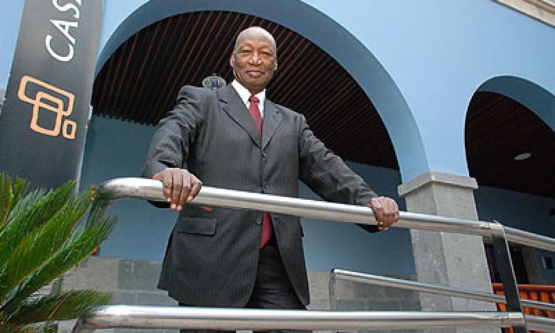 El historiador Djibril Tamsir Niane visita Casa África