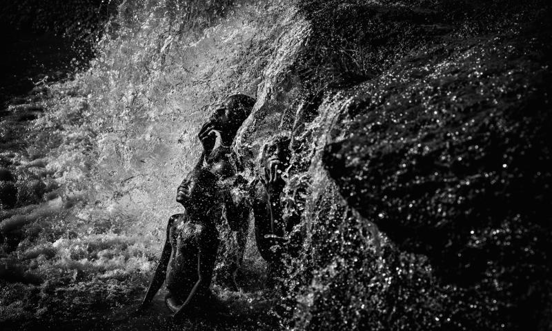 Una imagen en blanco y negro de niños disfrutando en una cascada gana el concurso "Objetivo África"