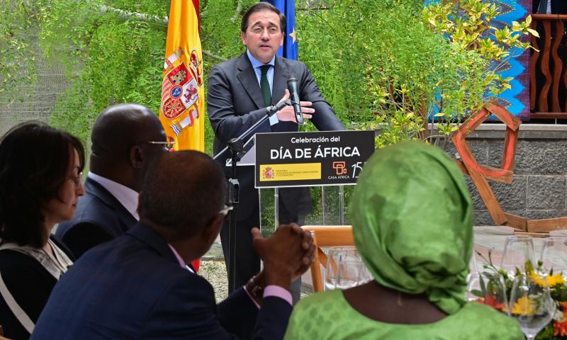 El ministro de Asuntos Exteriores, Unión Europea y Cooperación, José Manuel Albares, celebra el Día de África en Casa África con los embajadores africanos