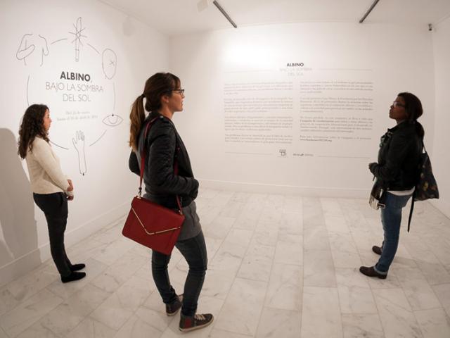 Casa África muestra la realidad de la vida de los albinos en Senegal con una exposición fotográfica
