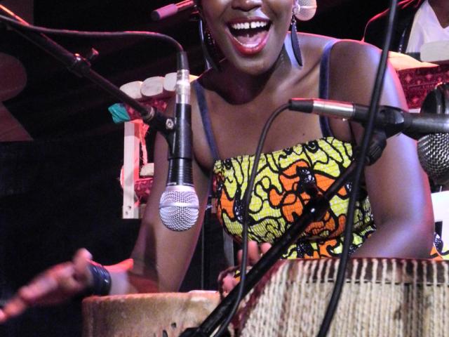 La electrónica de la ghanesa OY y el sonido callejero de los tanzanos Jagwa ganan el Zanzíbar ‘Vis-a-Vis’ de Casa África