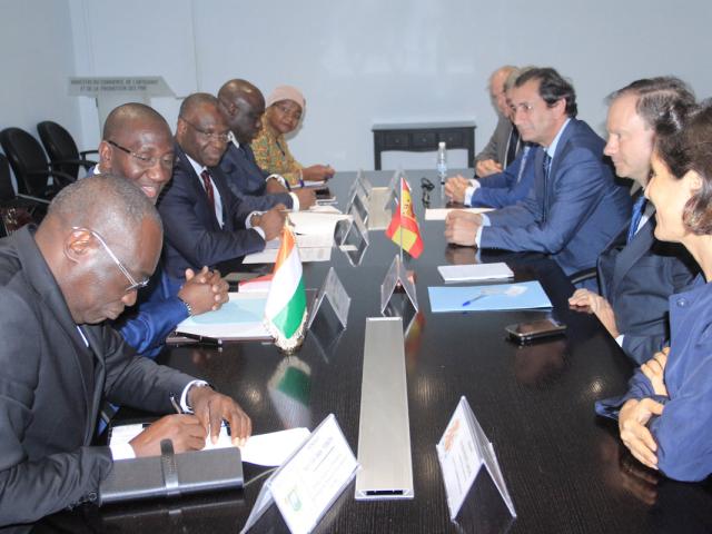 El director general de Casa África participa en la firma de un proyecto de formación en emprendeduría en Costa de Marfil