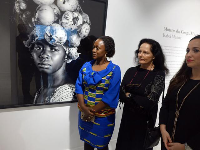 Caddy Adzuba regresa a Casa África para ver la exposición «Mujeres del Congo» y dar una conferencia con Isabel Muñoz