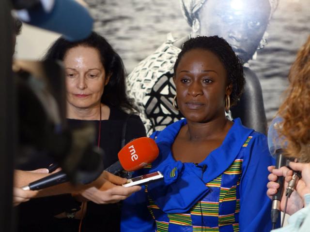 Caddy Adzuba regresa a Casa África para ver la exposición «Mujeres del Congo» y dar una conferencia con Isabel Muñoz