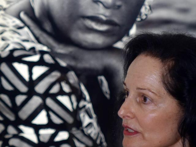 Caddy Adzuba regresa a Casa África para ver la exposición «Mujeres del Congo» y dar una conferencia con Isabel Muñoz