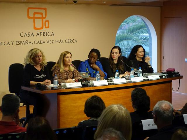 Caddy Adzuba regresa a Casa África para ver la exposición «Mujeres del Congo» y dar una conferencia con Isabel Muñoz