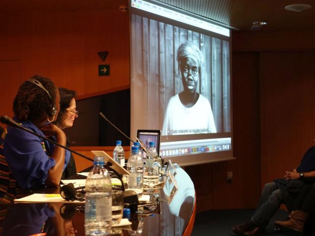 Caddy Adzuba regresa a Casa África para ver la exposición «Mujeres del Congo» y dar una conferencia con Isabel Muñoz