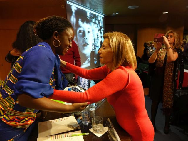 Caddy Adzuba regresa a Casa África para ver la exposición «Mujeres del Congo» y dar una conferencia con Isabel Muñoz