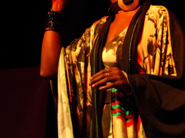 La cantante Njaaya causa sensación en el estreno de Womad Cáceres