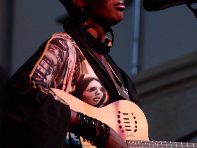 La cantante Njaaya causa sensación en el estreno de Womad Cáceres