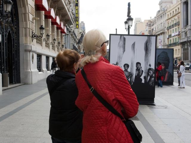 La mujer africana, protagonista de una exposición fotográfica al aire libre y en formato gigante en la calle Alcalá