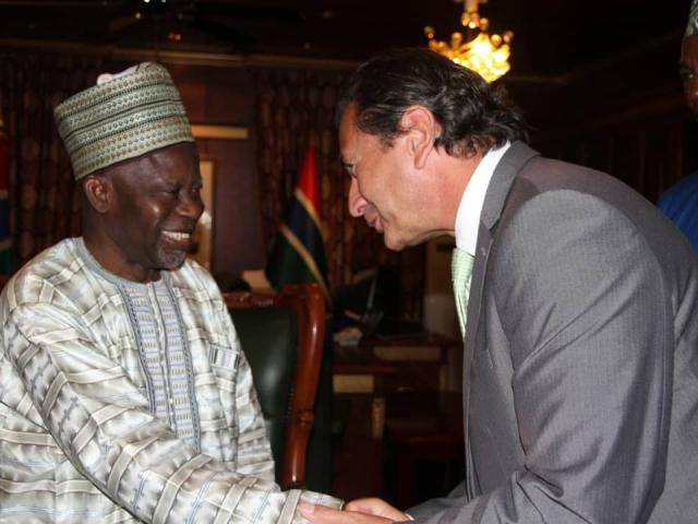 El Director General de Casa África, con el vicepresidente de Gambia