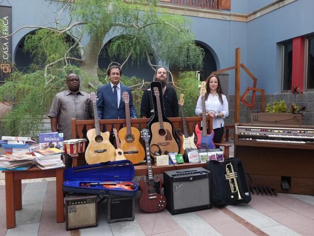 Casa África entrega a Red Beard los instrumentos recogidos en su sede para jóvenes músicos de Guinea Ecuatorial