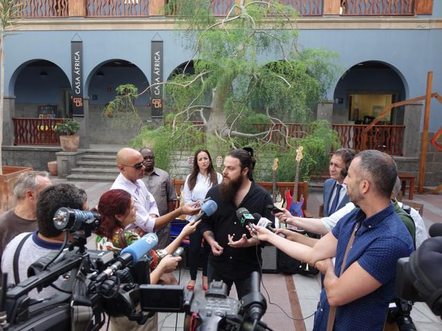 Casa África entrega a Red Beard los instrumentos recogidos en su sede para jóvenes músicos de Guinea Ecuatorial