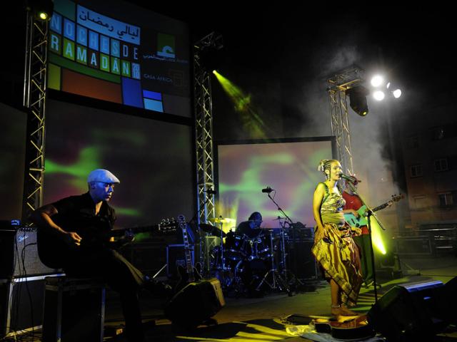 El Ramadán concluye en Las Canteras con un concierto de Oum y Dakhouse