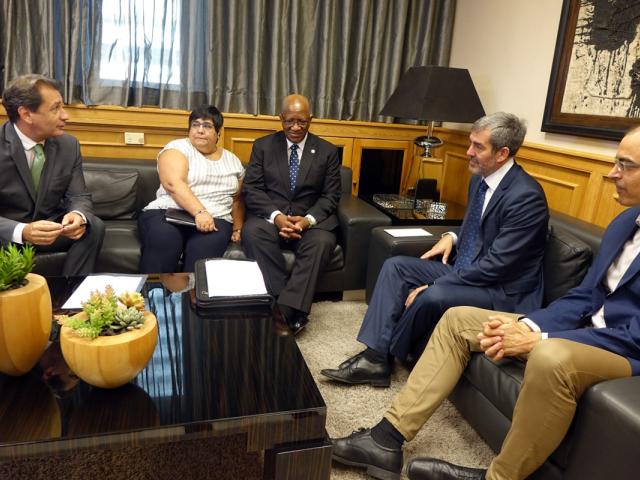 El embajador de Sudáfrica en España y el escritor Antonio Lozano dialogan sobre el país africano en Casa África