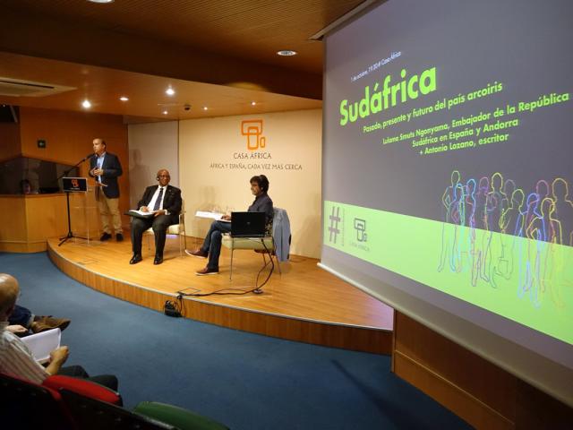 El embajador de Sudáfrica en España y el escritor Antonio Lozano dialogan sobre el país africano en Casa África