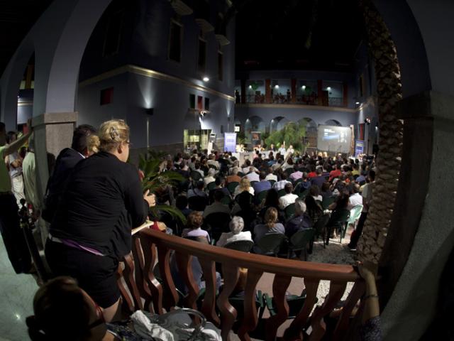 Àngels Barceló y “Hora 25” se abren al mundo desde el patio de Casa África