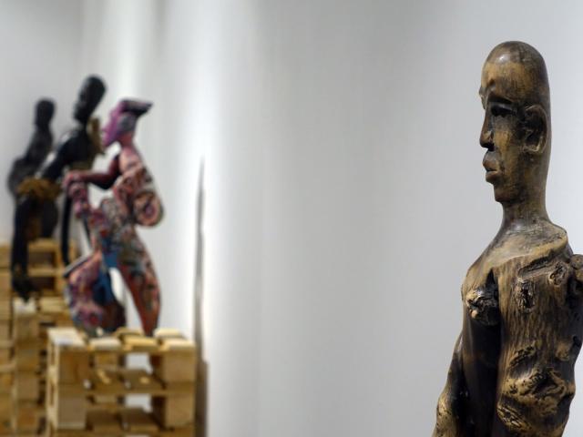 La escultura en madera de Fernando Nguema ocupa las salas expositivas de Casa África este otoño