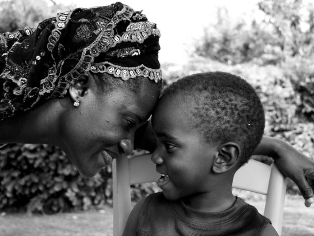 La relación entre una madre y su hijo, las miradas cómplices de unos niños y la esencia isleña de Gorée, ganadoras del I Concurso Fotográfico ‘Objetivo África’